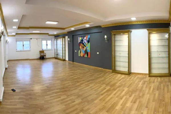 Qera Ambjent ne Qender te Piaca