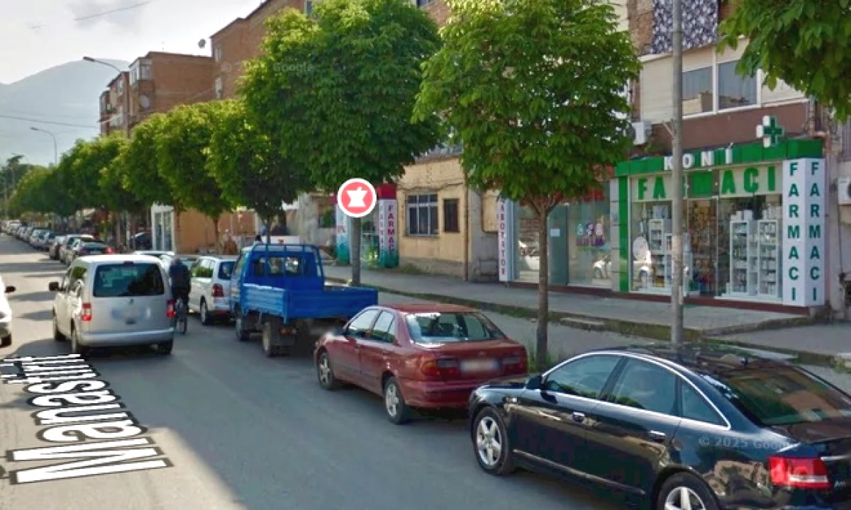 Shitet Dyqan buze rruge te Spitalet