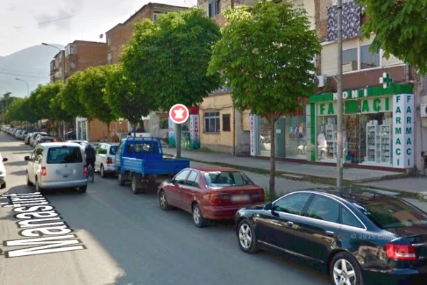 Shitet Dyqan buze rruge te Spitalet