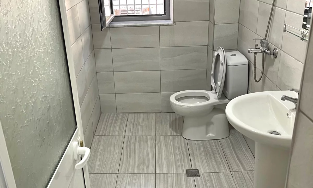 Shtepi ne shitje Apartament ne Tirane, 1+1, Mobilimi Bosh, pa mobiluar, Pagesa 120,000  Euro.