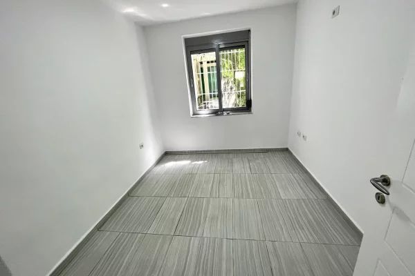 Shtepi ne shitje Apartament ne Tirane, 1+1, Mobilimi Bosh, pa mobiluar, Pagesa 120,000  Euro.