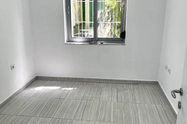 Shtepi ne shitje Apartament ne Tirane, 1+1, Mobilimi Bosh, pa mobiluar, Pagesa 120,000  Euro.