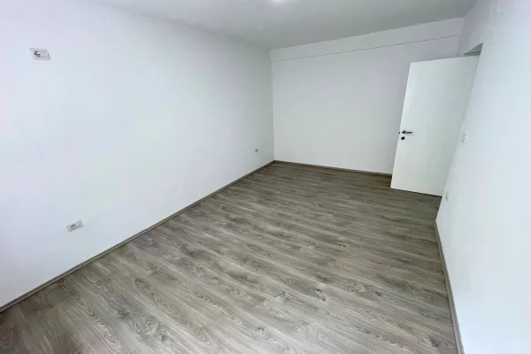 Shtepi ne shitje Apartament ne Tirane, 1+1, Mobilimi Bosh, pa mobiluar, Pagesa 120,000  Euro.