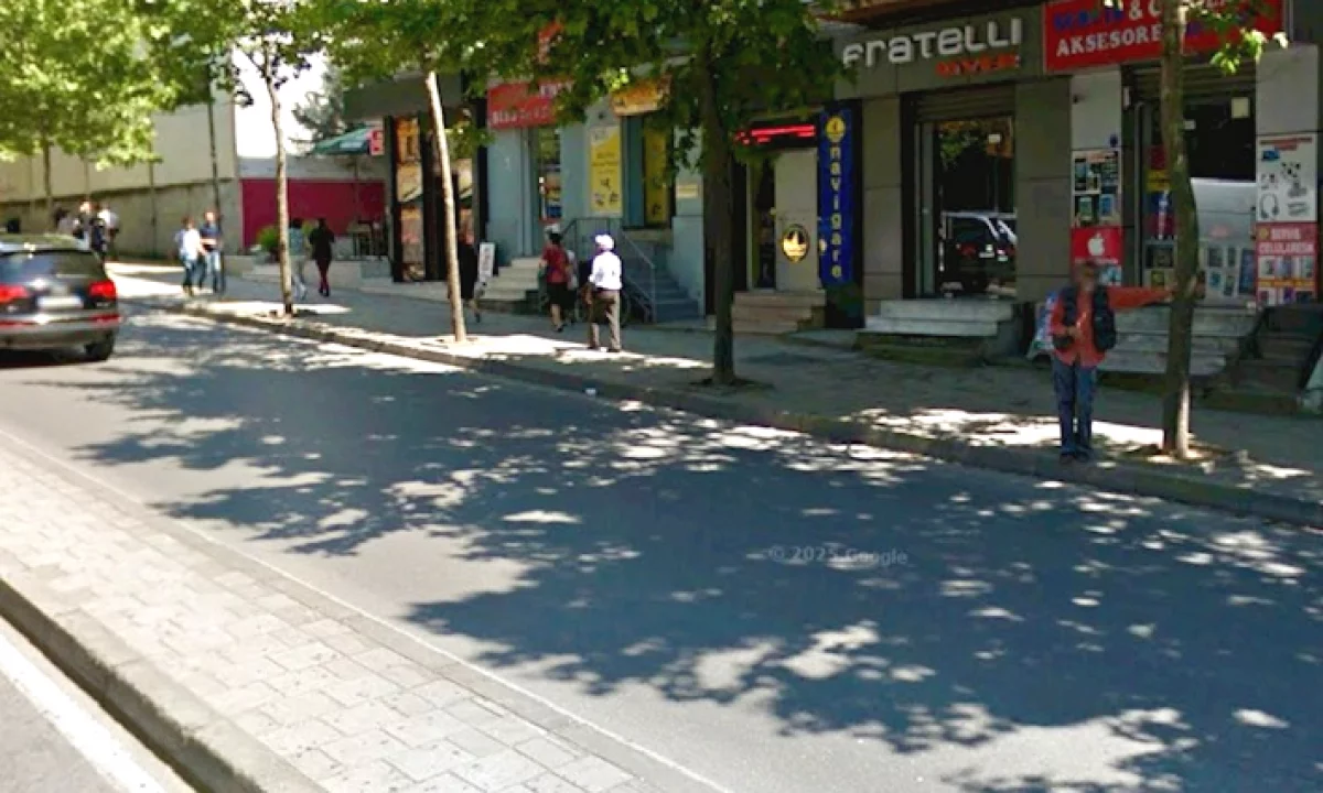 Shitet Dyqan buze Rruge te Treni