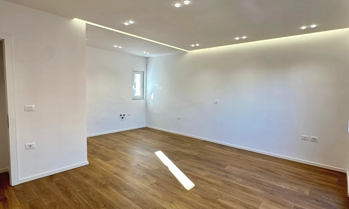 Shtepi ne shitje Apartament ne Tirane, 2+1, Mobilimi Bosh, pa mobiluar, Pagesa 193,000  Euro.