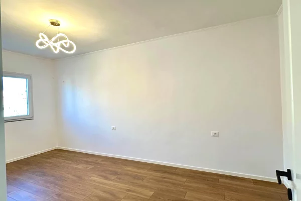 Shtepi ne shitje Apartament ne Tirane, 2+1, Mobilimi Bosh, pa mobiluar, Pagesa 193,000  Euro.