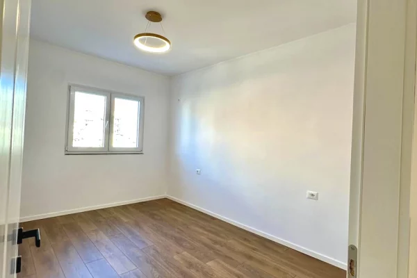 Shtepi ne shitje Apartament ne Tirane, 2+1, Mobilimi Bosh, pa mobiluar, Pagesa 193,000  Euro.