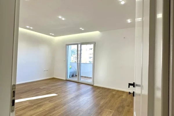 Shtepi ne shitje Apartament ne Tirane, 2+1, Mobilimi Bosh, pa mobiluar, Pagesa 193,000  Euro.