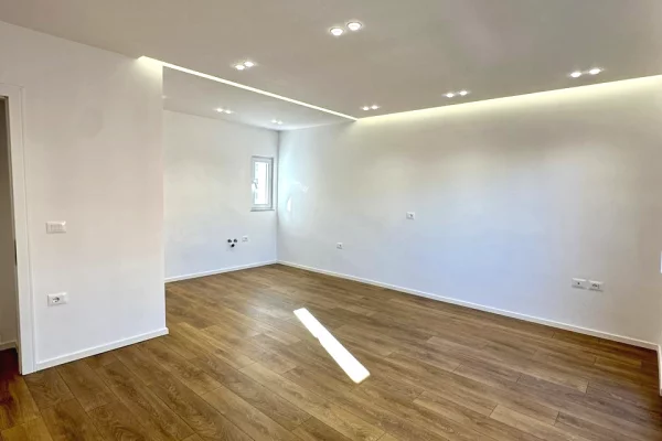 Shtepi ne shitje Apartament ne Tirane, 2+1, Mobilimi Bosh, pa mobiluar, Pagesa 193,000  Euro.