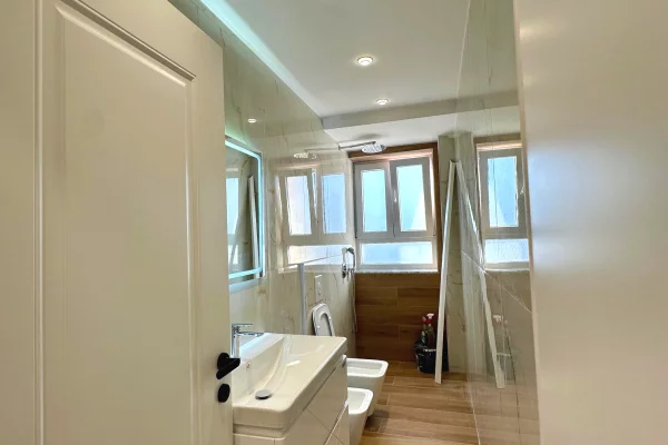 Shtepi ne shitje Apartament ne Tirane, 2+1, Mobilimi Bosh, pa mobiluar, Pagesa 193,000  Euro.