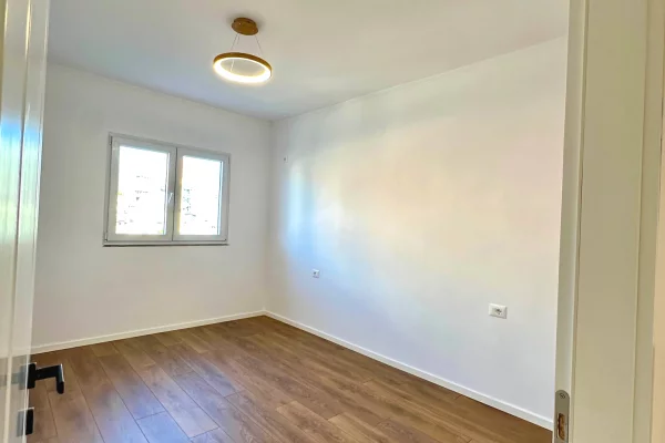 Shtepi ne shitje Apartament ne Tirane, 2+1, Mobilimi Bosh, pa mobiluar, Pagesa 193,000  Euro.