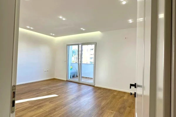 Shtepi ne shitje Apartament ne Tirane, 2+1, Mobilimi Bosh, pa mobiluar, Pagesa 193,000  Euro.