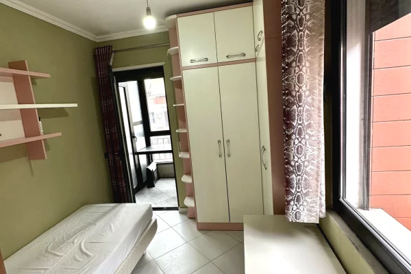 Shtepi ne shitje Apartament ne Tirane, 2+1, Mobilimi E mobiluar, Pagesa 165,000  Euro.