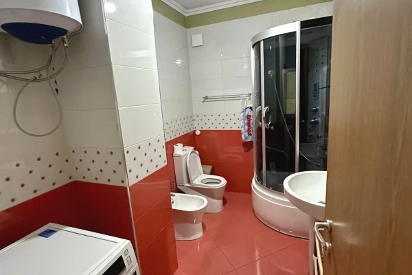 Shtepi ne shitje Apartament ne Tirane, 2+1, Mobilimi E mobiluar, Pagesa 165,000  Euro.