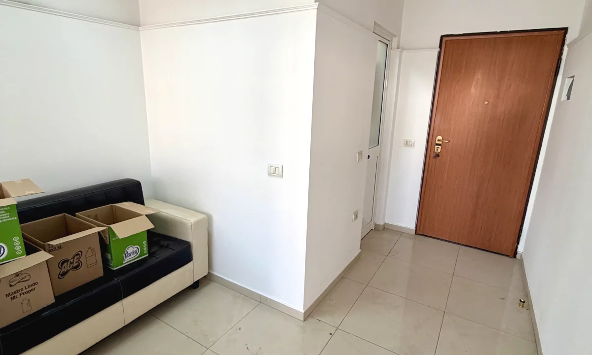 Shtepi ne shitje Apartament ne Tirane, Garsoniere, Mobilimi Bosh, pa mobiluar, Pagesa 104,000  Euro.