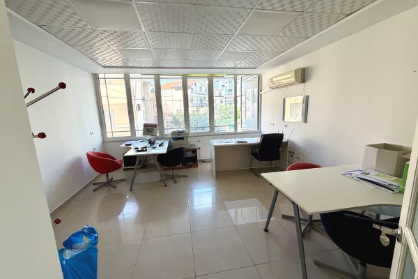 Shtepi ne shitje Apartament ne Tirane, Garsoniere, Mobilimi Bosh, pa mobiluar, Pagesa 104,000  Euro.
