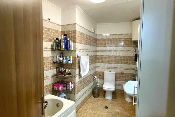 Shtepi me qera Apartament ne Tirane, 2+1, Mobilimi E mobiluar, Pagesa 60,000  Leke.