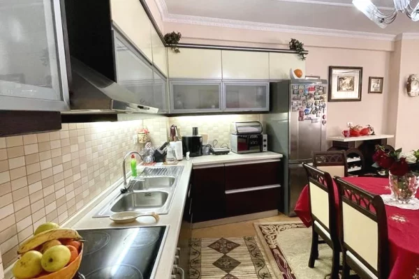 Shtepi me qera Apartament ne Tirane, 2+1, Mobilimi E mobiluar, Pagesa 60,000  Leke.