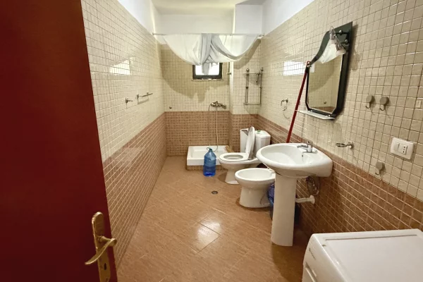 Shtepi me qera Apartament ne Tirane, 2+1, Mobilimi Pjeserisht e mobiluar, Pagesa 35,000  Leke.