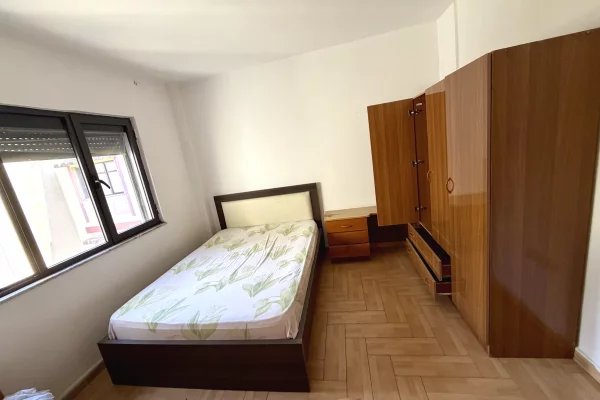 Shtepi me qera Apartament ne Tirane, 2+1, Mobilimi Pjeserisht e mobiluar, Pagesa 35,000  Leke.
