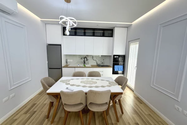 Shtepi me qera Shtepi Private ne Tirane, 2+1, Mobilimi E mobiluar, Pagesa 2,000  Euro.