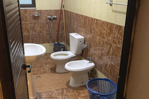 Shtepi me qera Shtepi Private ne Tirane, 2+1, Mobilimi Pjeserisht e mobiluar, Pagesa 30,000  Leke.