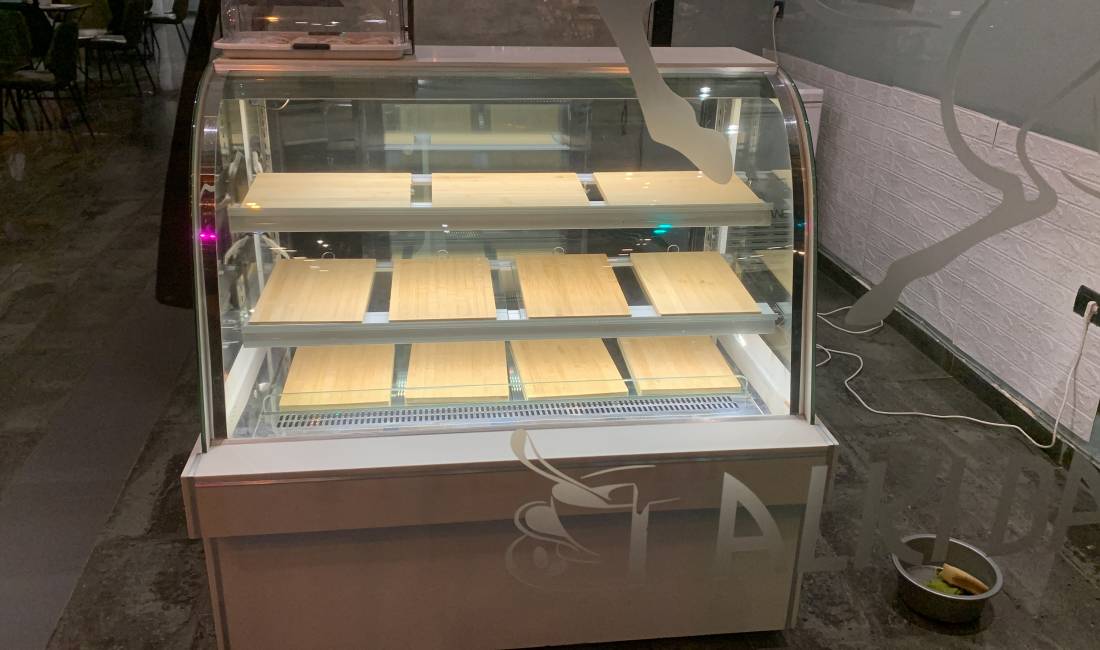 Ekspozitor byrekesh, sanduicesh dhe picash 