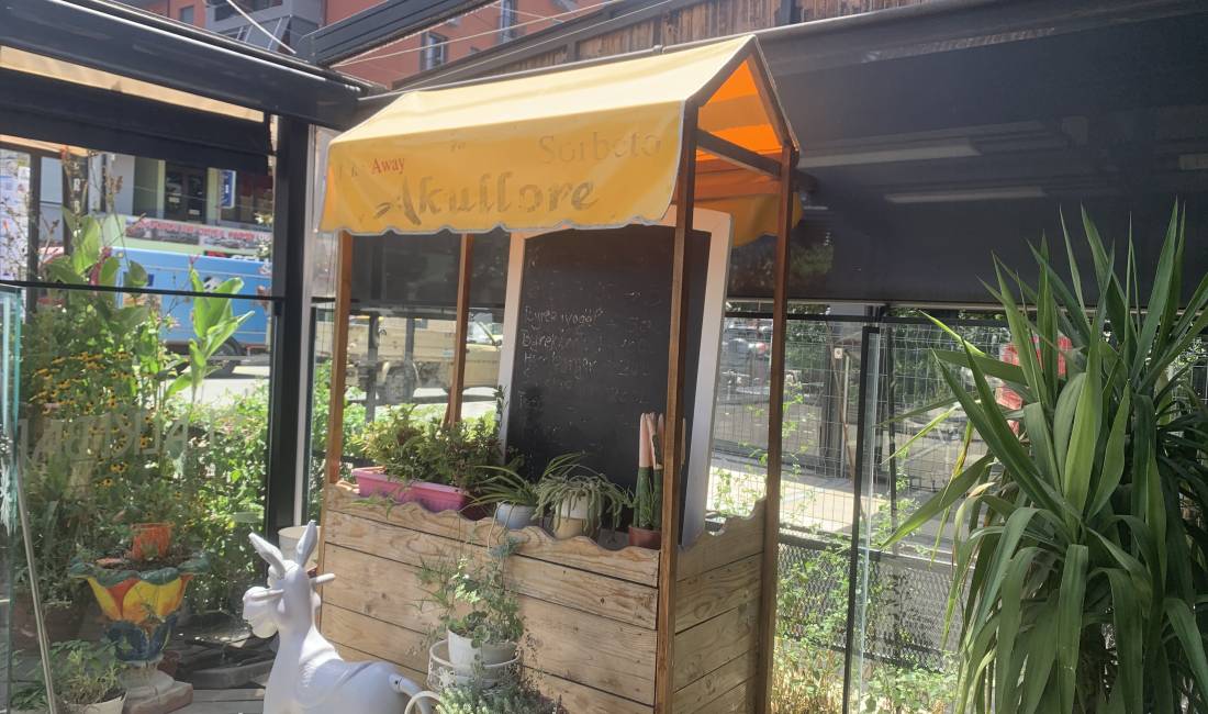 Tavoline me rrota dhe strehe per  akullore lengje frutash ose perime