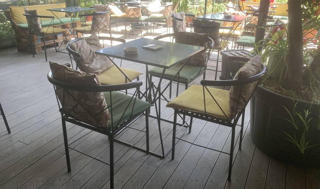 Karrige hekuri dhe tavolina per lokale