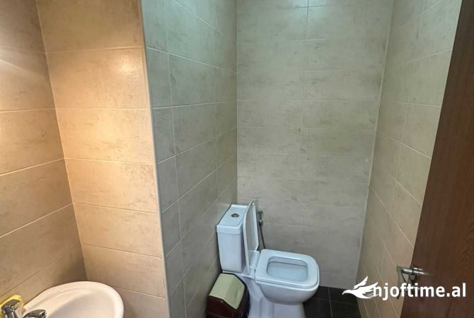 Ambiente Commerciale in Affitto 3+1 a Tirana - 15,000 Euro