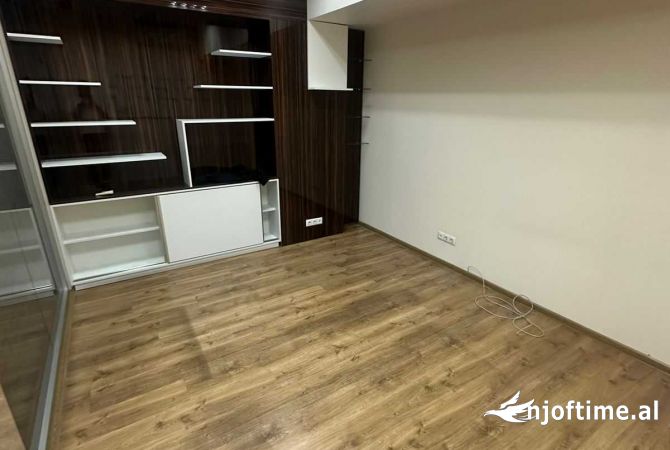 Ambiente Commerciale in Affitto 3+1 a Tirana - 15,000 Euro
