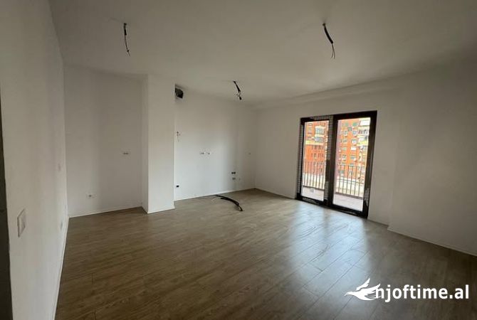 Ambiente Commerciale in Affitto 3+1 a Tirana - 850 Euro