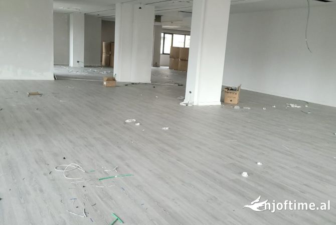Ambiente Commerciale in Affitto 3+1 a Tirana - 5,000 Euro