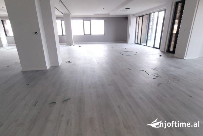 Ambiente Commerciale in Affitto 3+1 a Tirana - 5,000 Euro