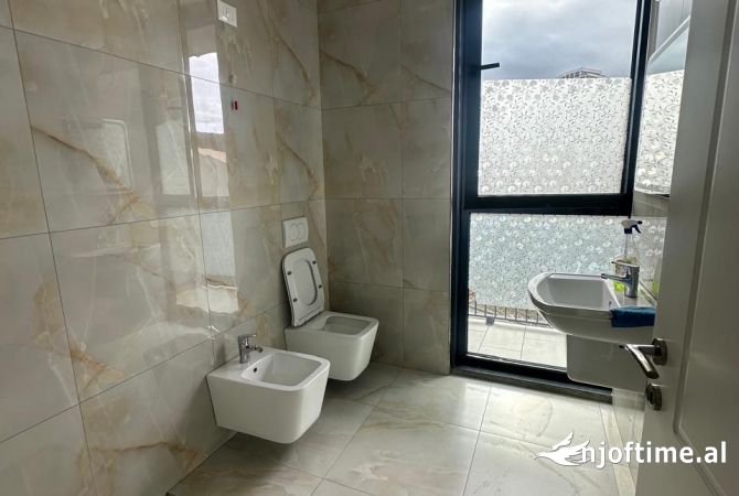 Ambiente Commerciale in Affitto 3+1 a Tirana - 1,500 Euro