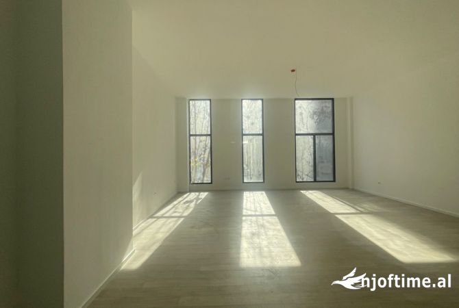 Ambiente Commerciale in Affitto 3+1 a Tirana - 1,400 Euro