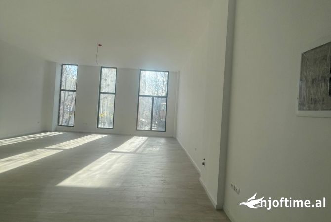 Ambiente Commerciale in Affitto 3+1 a Tirana - 1,400 Euro