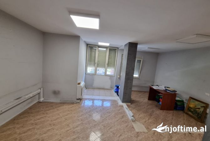 Ambiente Commerciale in Affitto 3+1 a Tirana - 500 Euro