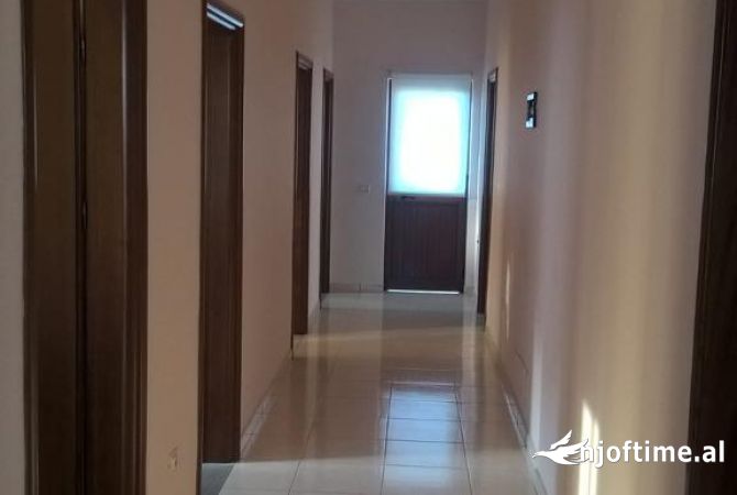 Shtepi ne shitje Shtepi Private ne Tirane, 3+1, Mobilimi E mobiluar, Pagesa 365,000  Euro.