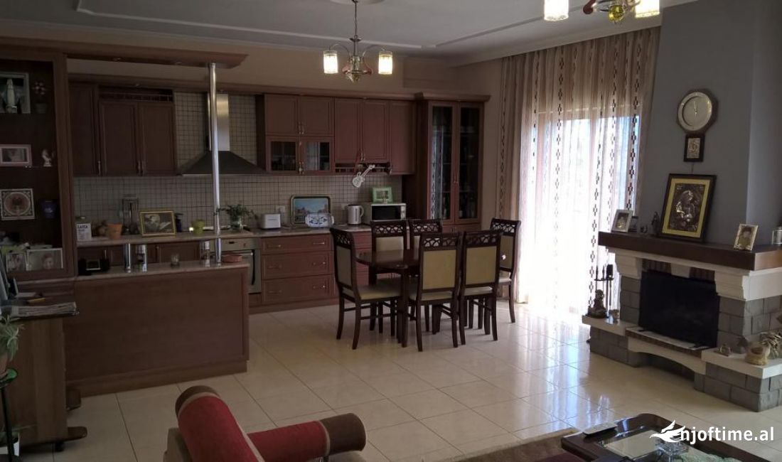 Shtepi ne shitje Shtepi Private ne Tirane, 3+1, Mobilimi E mobiluar, Pagesa 365,000  Euro.