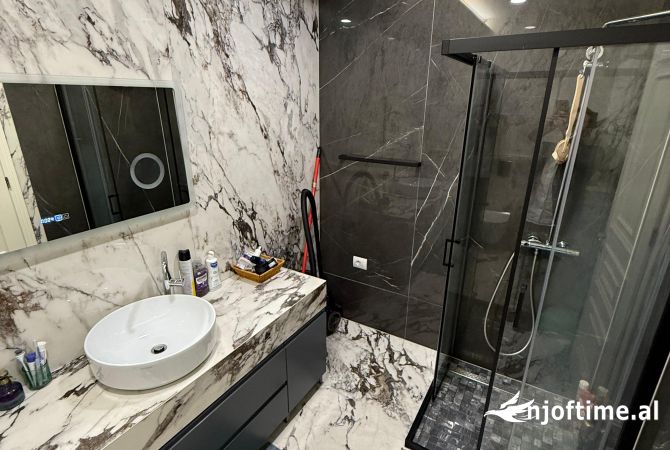 Shtepi ne shitje Apartament ne Tirane, 3+1, Mobilimi E mobiluar, Pagesa 360,000  Euro.