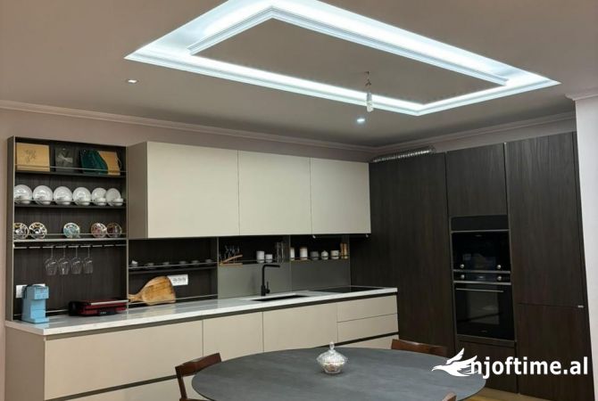 Shtepi ne shitje Apartament ne Tirane, 3+1, Mobilimi E mobiluar, Pagesa 360,000  Euro.