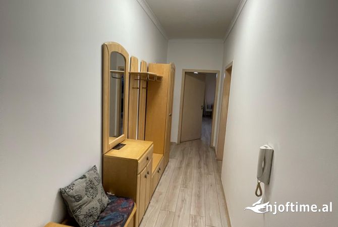Shtepi ne shitje Apartament ne Tirane, 1+1, Mobilimi E mobiluar, Pagesa 180,000  Euro.