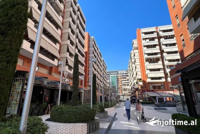 Ambiente Commerciale in Vendita 1+1 a Tirana - 550,000 Euro