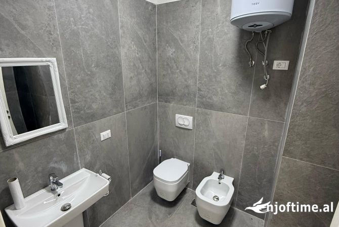 Ambiente Commerciale in Affitto 3+1 a Tirana - 1,500 Euro