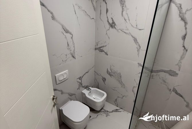 Ambiente Commerciale in Affitto 3+1 a Tirana - 1,500 Euro