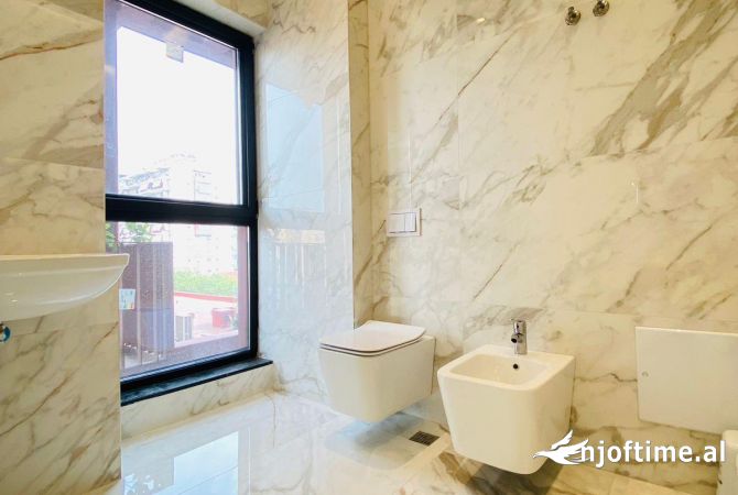 Ambiente Commerciale in Affitto 3+1 a Tirana - 1,500 Euro