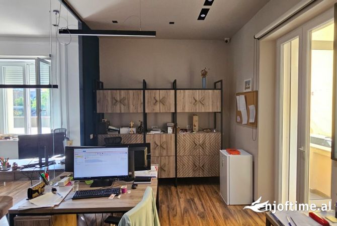 Ambiente Commerciale in Affitto 3+1 a Tirana - 1,700 Euro