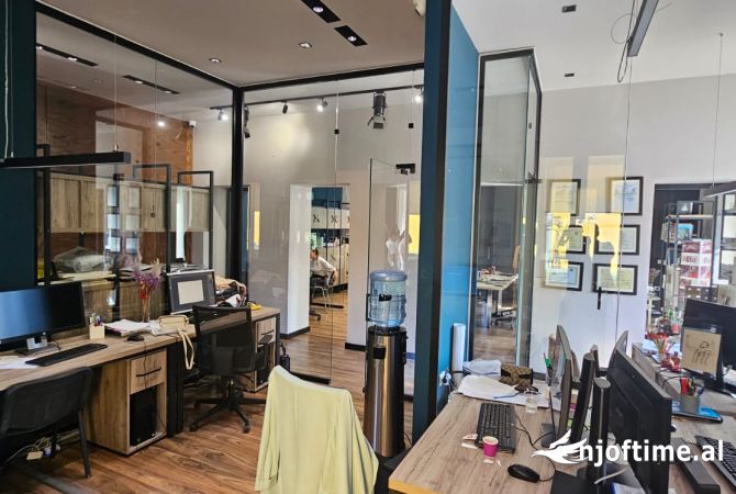 Ambiente Commerciale in Affitto 3+1 a Tirana - 1,700 Euro