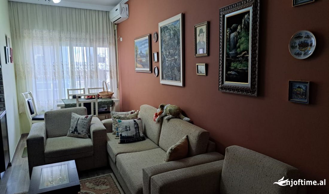 Shtepi ne shitje Apartament ne Tirane, 1+1, Mobilimi E mobiluar, Pagesa 100,000  Euro.